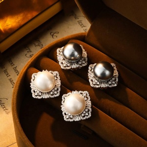 Boucles d'oreilles à clous de style rétro européen américain pour femmes, zircon, imitation perle, argent plaqué or, géométrique, haut de gamme, luxe, polyvalent - Product Image 3