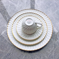 Service de table en céramique de luxe avec bordure dorée, assiettes, bols et tasses en porcelaine blanche à motif tourbillonnant en relief – Fabricant premium