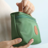 Pochette cosmétique en cuir PU mat vert sauge, trousse de toilette de voyage avec patch ovale, logo personnalisé OEM