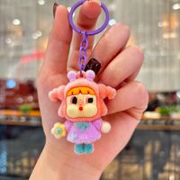 En gros Porte-clés poupée en peluche mignonne de dessin animé, Porte-clés boîte mystère, Ornement suspendu en peluche pour sac à dos
