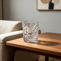 Verre à whisky en cristal à motif cubique de 290 ml avec bord texturé. Prise en main sécurisée et base stable. Idéal pour les cocktails au bourbon et au scotch.