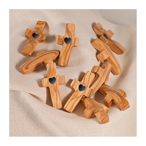 Croce in Legno Intagliata a Forma di Cuore, Oggetto Decorativo, Croce da Tasca per Preghiera, Regalo Religioso per Bambini e Adulti - Product Image 3