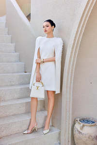 Minivestido con capa, estilo elegante y lujoso para dama, tela blanca - Product Image 1
