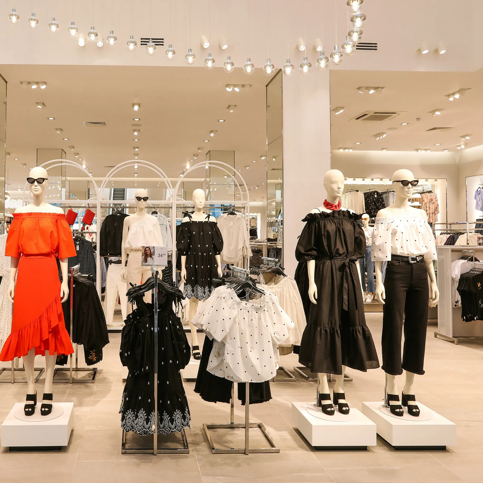 Benutzer definierte Edelstahl Stoff Display Ständer Kleidung Display Racks Metall Retail Boutique Kleider ständer