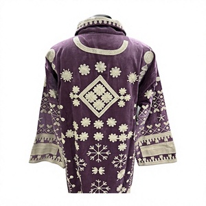 Manteau long d'hiver en velours Royal Plum avec broderie florale en fil ivoire, couleur violet impérial prune de minuit - Product Image 3