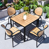 Ensemble de table et de chaises carrées en bois plastique d'extérieur pour bistrot, café, jardin, cour, patio, avec cadre en métal pour la salle à manger
