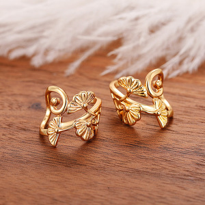 Orecchini a clip con foglie di pino da donna, design floreale minimalista, gioielli alla moda, accessorio elegante da indossare tutti i giorni - Product Image 6