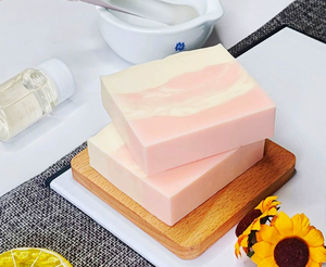 <span class=keywords><strong>Savon</strong></span> <span class=keywords><strong>artisanal</strong></span> hydratant et nourrissant Lovsens au charbon <span class=keywords><strong>de</strong></span> bambou et à l'huile essentielle <span class=keywords><strong>de</strong></span> rose pour le bain - Product Image 4