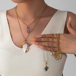 Collier N68T en acier inoxydable plaqué or 18 carats PVD, breloques émaillées à thème plage, finition brossée, étanche et inaltérable - Product Image 2