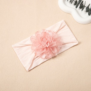 Bandeau élastique à fleurs en nylon à bord brûlé pour enfants Accessoire pour <span class=keywords><strong>cheveux</strong></span> fins de couleur unie Motifs de tissu mignons pour bébés tout-petits - Product Image 5
