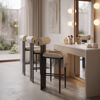 Tabouret de bar en bois massif de style rétro français avec configuration à pédale, sans accoudoirs, pour comptoir haut de restaurant ou bar