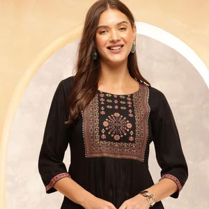 Top de mujer estampado con motivos étnicos - Product Image 1