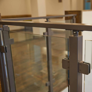 Rampe en verre en alliage d'aluminium certifiée sécurité pour balcon de bâtiment de grande hauteur, résistante au vent, avec quincaillerie performante - Product Image 1