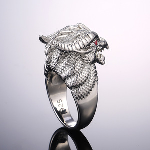 Anello alla Moda con Testa di Drago, Design Minimalista ed Elegante, Gioiello da Uomo per Uso Quotidiano, Anello Statement - Product Image 2
