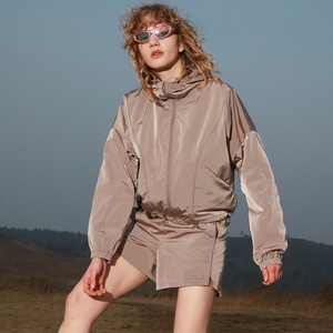 Veste coupe-vent imperméable respirante pour femmes, idéale pour la course à pied, la randonnée et les activités hivernales en plein air - Product Image 1