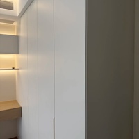 Lit en bois tatami personnalisable Senger avec armoire intégrée et meuble latéral, solution de rangement gain de place, design moderne à panneaux