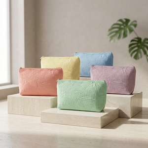 Pochette cosmétique de voyage en tissu éponge jacquard premium avec logo personnalisé, fermeture éclair et motif feuille de palmier en relief, conforme Sedex, GWP Beauty - Product Image 1