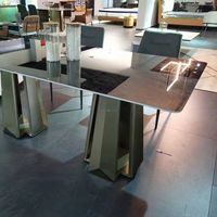 Table élégante avec dessus en marbre et base en cuivre antique en acier inoxydable brossé