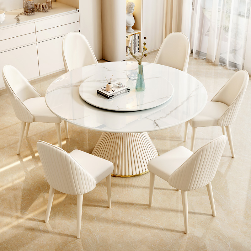 Una mesa con seis sillas