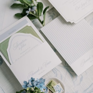 Tarjeta de Invitación y RSVP de Lujo con Impresión en Vainilla, Troquelada, con Logotipo Personalizado, Diseño en Papel Elegante, Incluye Sobres - Product Image 1