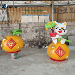 Sculpture de <span class=keywords><strong>chat</strong></span> de dessin animé de nouvel an-Kitty en fibre de verre joyeux tenant un arbre fruitier pour centres commerciaux et hôtels (année personnalisable) - Product Image 2