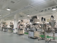 Ligne de remplissage de sucre en roche entièrement automatique à haute efficacité, ligne de pesage et de remplissage quantitatif