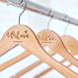 Cintre en bois gravé personnalisé pour robe de mariée, avec crochet pivotant et encoches - Product Image 1