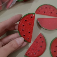 Hiasan resin irisan semangka merah 63mm, cabochon semangka pipih lucu untuk perlengkapan slime, pembuatan ikat kepala, dan perhiasan.