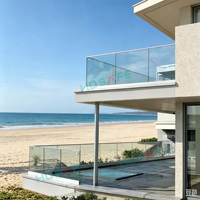 Rampe en verre sans cadre avec profilé en U en aluminium et éclairage LED, design moderne pour balcon, terrasse extérieure, balustrade et main courante.