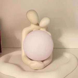 Gran oferta decoraciones de Mesa presente amante abrazando pareja estatua cerámica <span class=keywords><strong>luz</strong></span> nocturna - Product Image 1