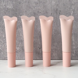 Vente en gros de flacons cosmétiques en plastique souple transparents de 10 g, de couleur rose, en forme de vague, avec étiquette personnalisée, emballage PCR - Product Image 1