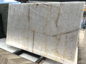 Dalles de quartz naturel de haute qualité Goldtop Stone OEM/ODM, blanches polies pour comptoirs et plans de toilette, avec garantie de 5 ans - Product Image 1