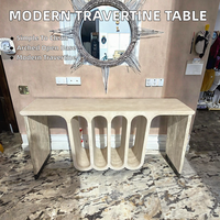 Table console moderne de luxe en travertin avec panneau à ouvertures cintrées, base en bois de style piédestal, facile à nettoyer, durable, mobilier de maison pour