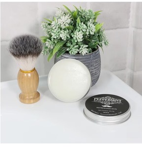 Crema de Afeitar JW para Hombre con Aceite de Coco y Menta, Fórmula Natural a Base de Plantas para un Afeitado Suave e Hidratante - Product Image 3