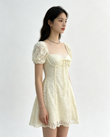 Vestido corto beige de encaje con cuello cuadrado, mangas abullonadas, lazo frontal, cintura alta y corte en A para mujer, informal, para fiesta.