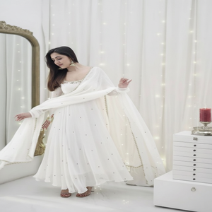 ชุดอนาร์คาลีผ้าจอร์เจียปักด้วยมือพร้อมกางเกงเครปที่เข้ากันและ Dupatta 2.2M ที่มีขอบลูกไม้แฟนซี - Product Image 1