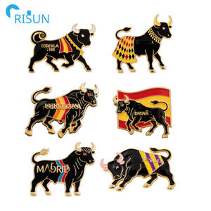 Spilla da corrida con Logo personalizzato in metallo e smalto di fabbrica con Design animale tori da corrida bandiera della <span class=keywords><strong>spagna</strong></span> con spilla e spilla - Product Image 1
