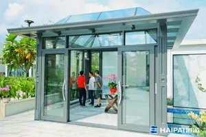 غرفة شمسية من الزجاج منحنية بتصميم فريد من Lowes مع إطار من الألومنيوم ومميزة بأنها مضادة للماء وتقدم تجربة معيشة مريحة في الهواء الطلق