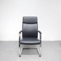 Chaise de direction moderne, design ergonomique, dossier réglable en hauteur, structure en fer, siège en cuir synthétique et mesh, accoudoirs, bureau