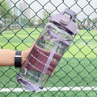 Bouteille d'eau grande capacité personnalisée sans BPA 2L (demi-gallon) pour fitness, gym, sport, en plastique transparent avec marqueur de temps et paille