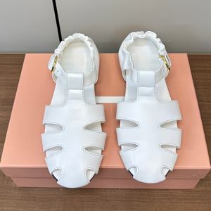 Sandales plates respirantes pour femmes, chaussures de marche confortables de haute qualité pour l'extérieur, chaussures décontractées élégantes MIU - Product Image 1
