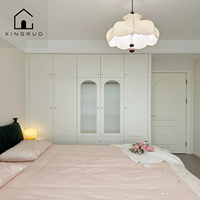 Armoire moderne blanche de style européen XINGRUO avec portes en verre cannelé cintrées, poignées dorées, tiroirs pleine hauteur, intégrée pour chambre à coucher