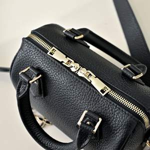 厂家直销2024新款真皮波士顿枕头包20-35l拉链搭扣闭合高品质纹理利基手提包 - Product Image 4