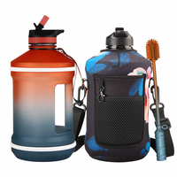 Bouteille de sport motivante 2,2 L / 1 gallon avec manchon, sans BPA, logo personnalisé, sac de voyage en plastique OPP, pour boire directement, écologique