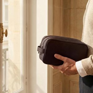 Sac à main en PU pour homme avec logo personnalisé, grande capacité, léger, résistant à l'usure, sac de toilette de luxe, vente en gros - Product Image 2
