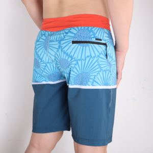 Short de bain décontracté pour homme, bleu rayé, taille mi-haute, avec cordon de serrage, séchage rapide, design à empiècements, imprimé par sublimation - Product Image 5