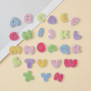 ป้ายปักอักษร A-Z คุณภาพสูง ขนาด 0.7-2 ซม. แบบรีดติด สำหรับ DIY พวงกุญแจ กระเป๋า - Product Image 1