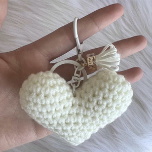 2026 새로운 디자인 맞춤형 하트 수제 크로셰 가방 키체인 휴대폰 액세서리 핸드백 펜던트 태슬 가방 키링 하트 키체인 - Product Image 2