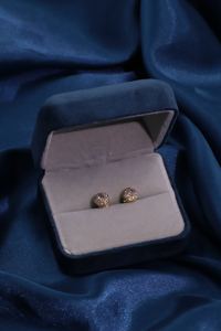 Boucles d'oreilles rondes classiques et élégantes pour femmes Tianyu Gems en laiton plaqué or avec zircone cubique blanche - Product Image 2