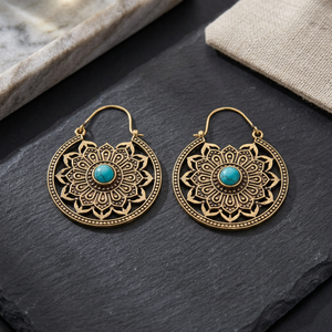 Boucles d'oreilles créoles en laiton style bohème tribal avec pierre turquoise et motif floral pour mariage, fête, fiançailles ou cadeau - Product Image 3